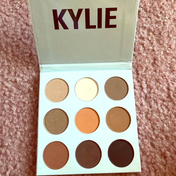 Kylie Eyeshadow Palette - Picture 1 of 1